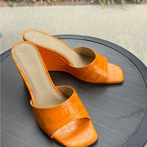 SUEDE STUDIO PALOMA ORANGE CROC PRINT WEDGE SANDALS (SIZE 42)